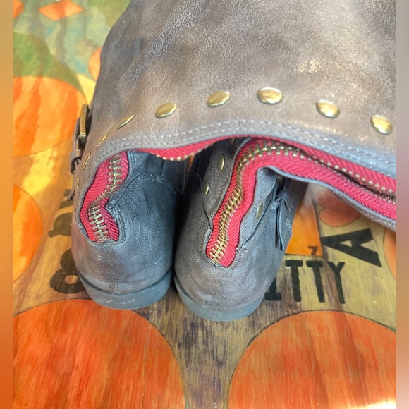 Journee Collection Spokane Riding Boots Womens Gray Faux Leather Back Zip Sz 11 - Picture 8 of 9